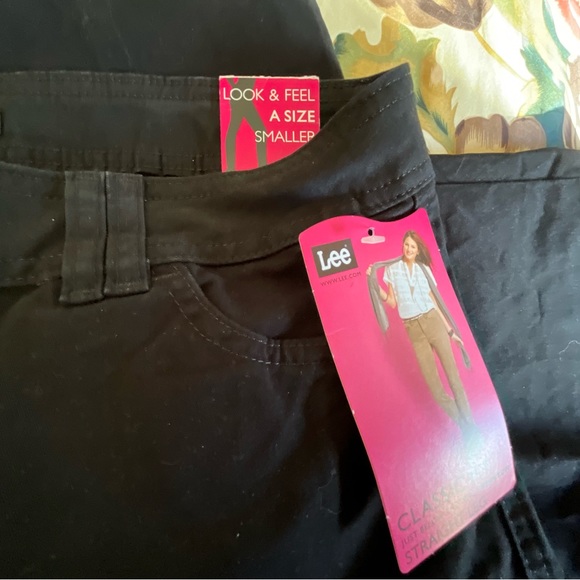 Lee Women’s Jeans NWT Size 12 Short Black Classic Fit Stretch Straight Leg - Picture 3 of 7